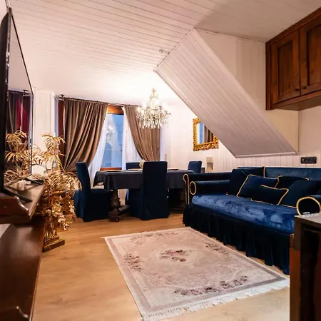 Imperial Elegance In Center Apartment