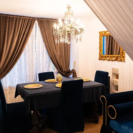 Imperial Elegance In Center Apartment